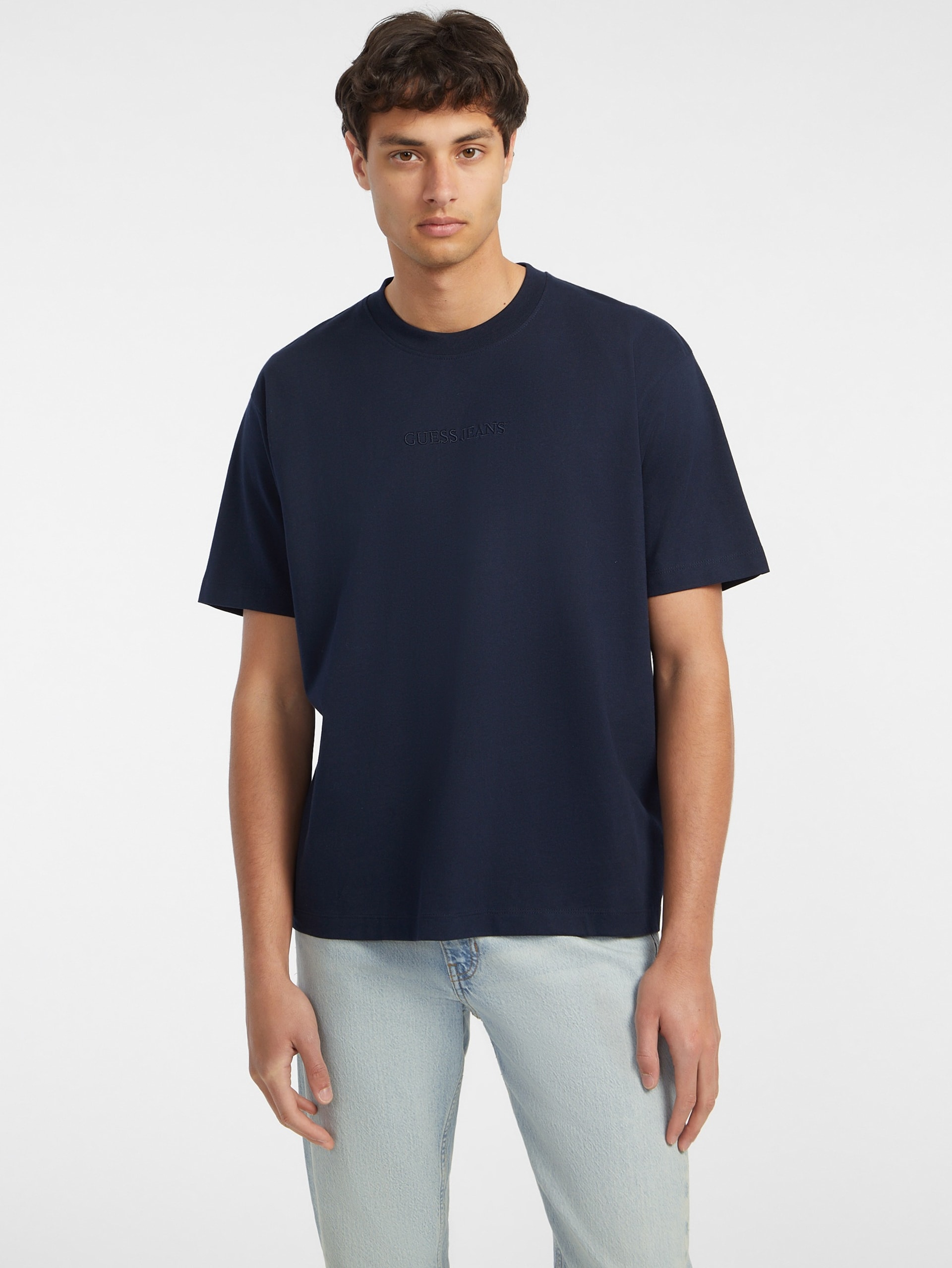 Camiseta com logotipo bordado