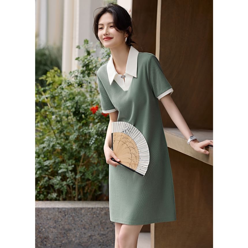 Jeonseon - Mini-shiftjurk met kraag, contrasterende rand en gespen, met elleboogmouwen