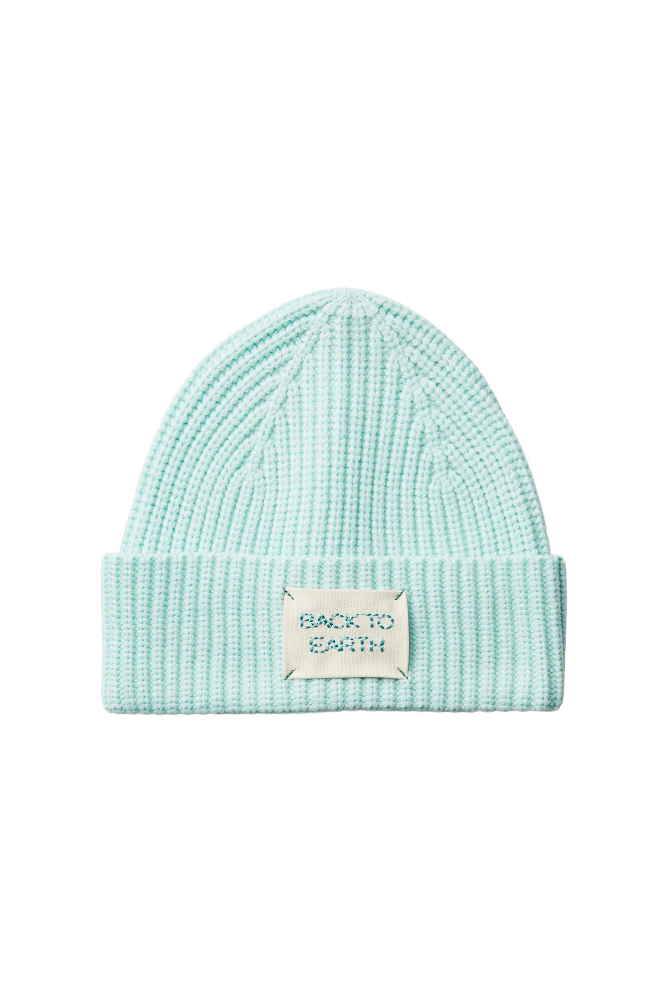 Gorro de malha macia com aba enrolada e detalhe com a inscrição 