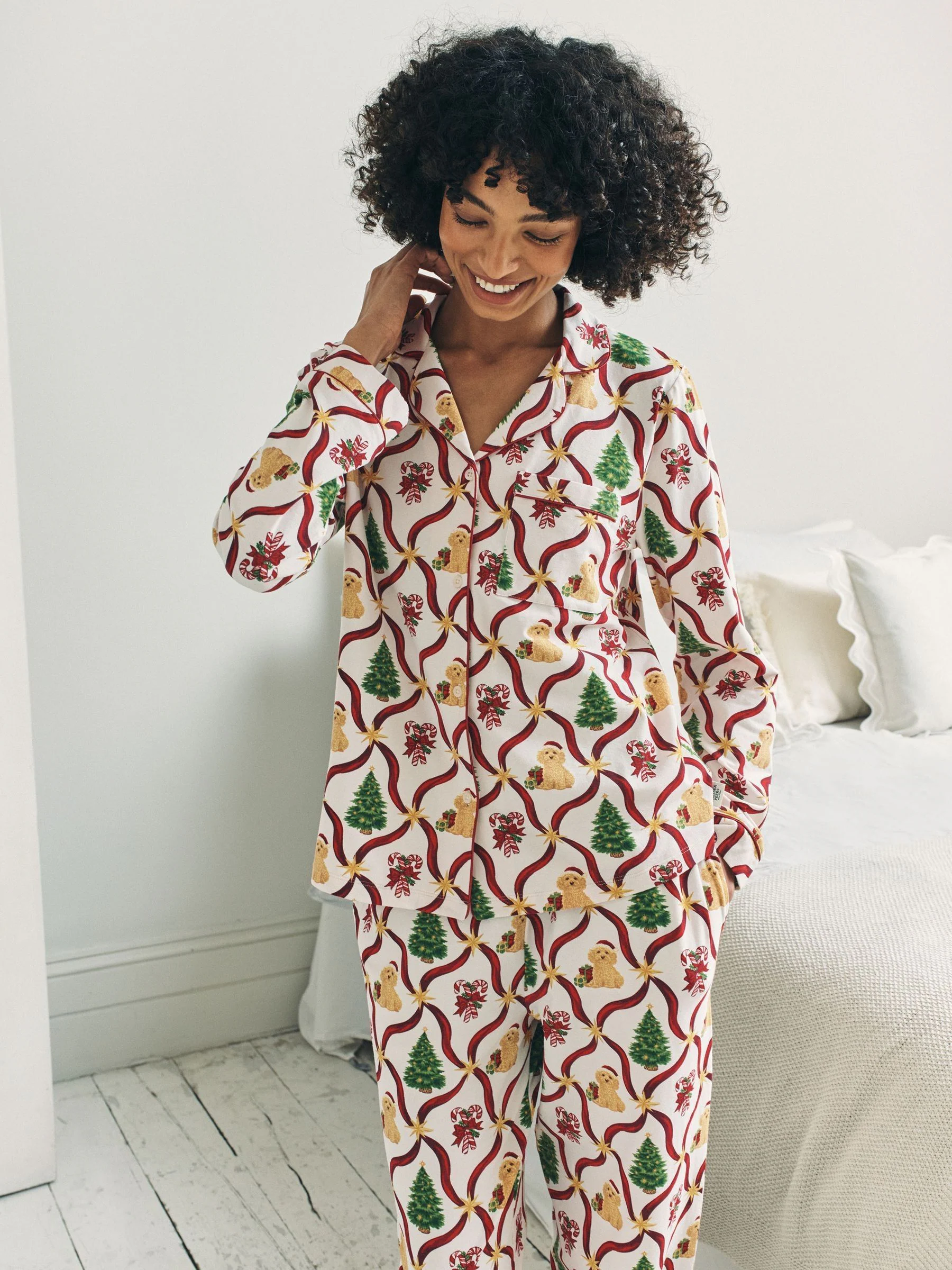 Chelsea Peers lange pyjama met kerstboom en hond