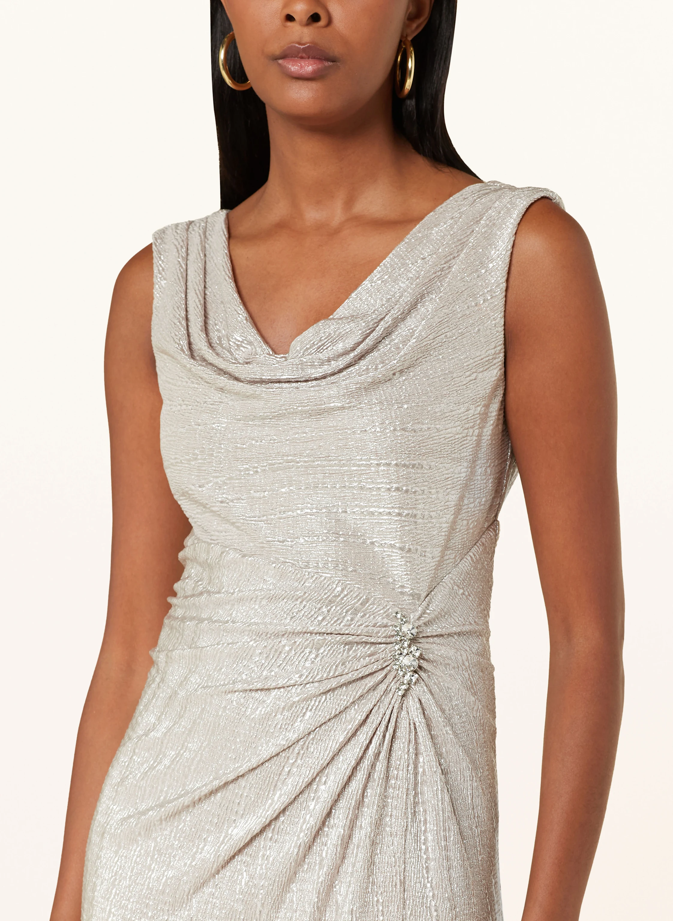 Vera Mont Abendkleid aus Brokat mit Schmucksteinen