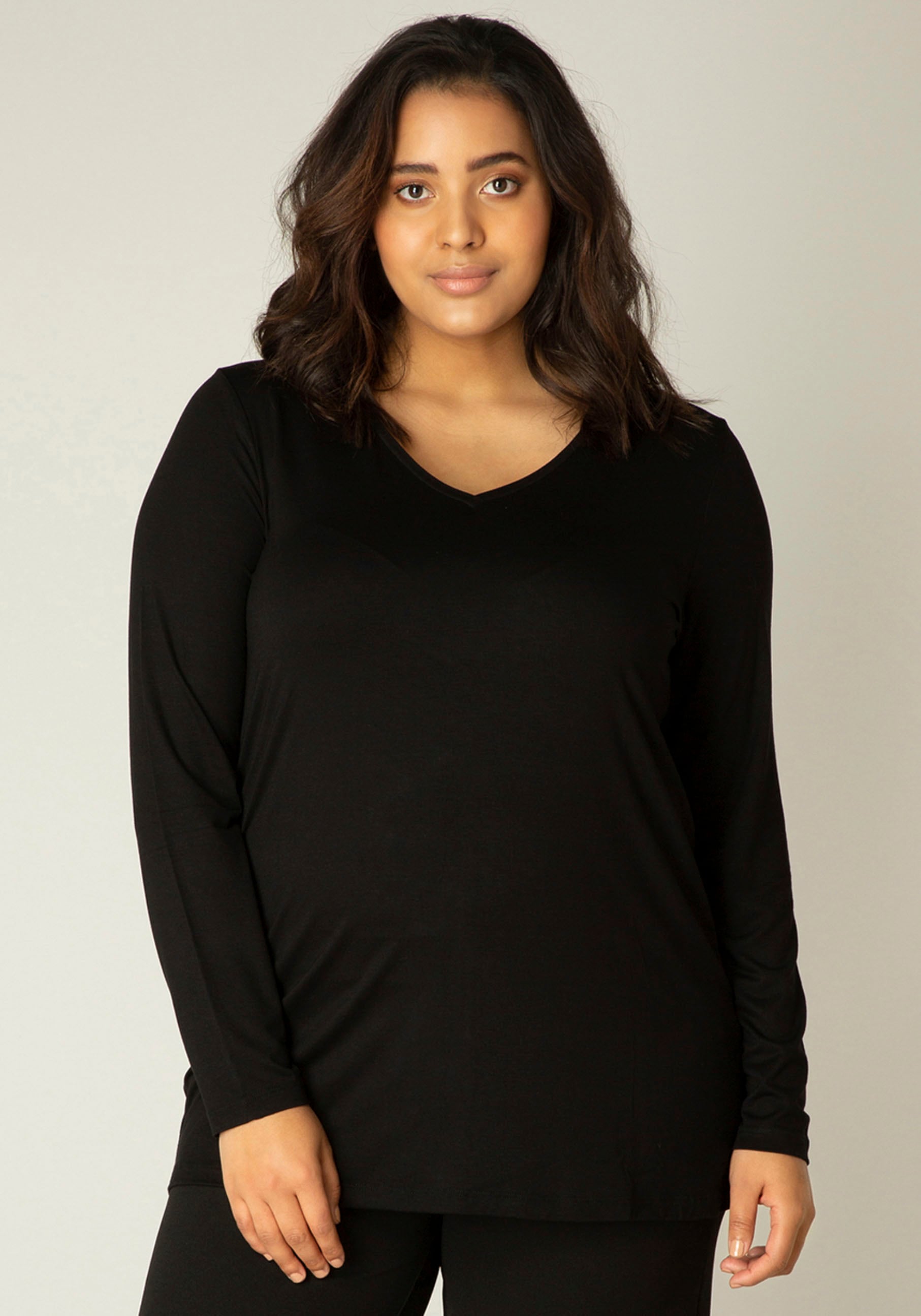 Base Level Curvy Langarmshirt »Alize«, Weiche, leicht glänzende Qualität