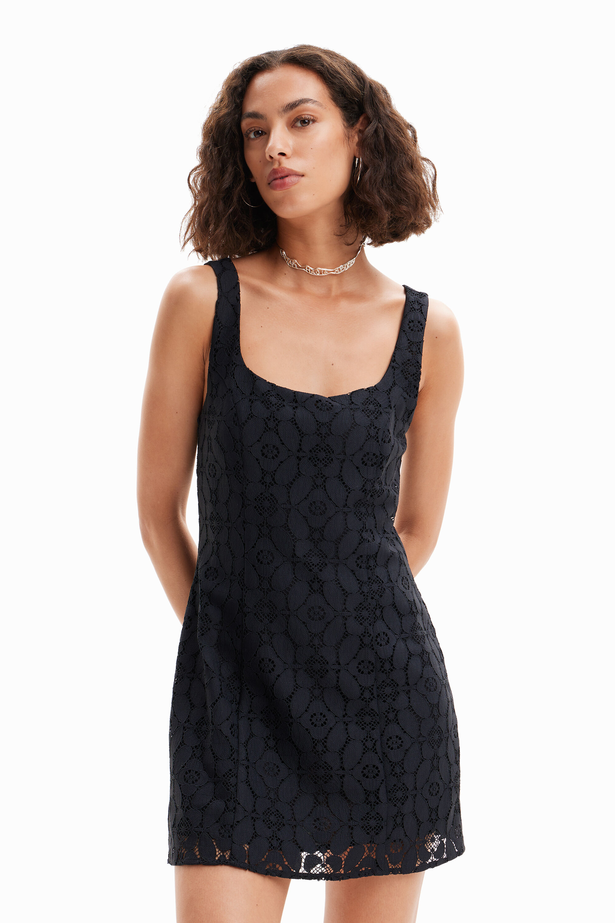 Robe courte dentelle