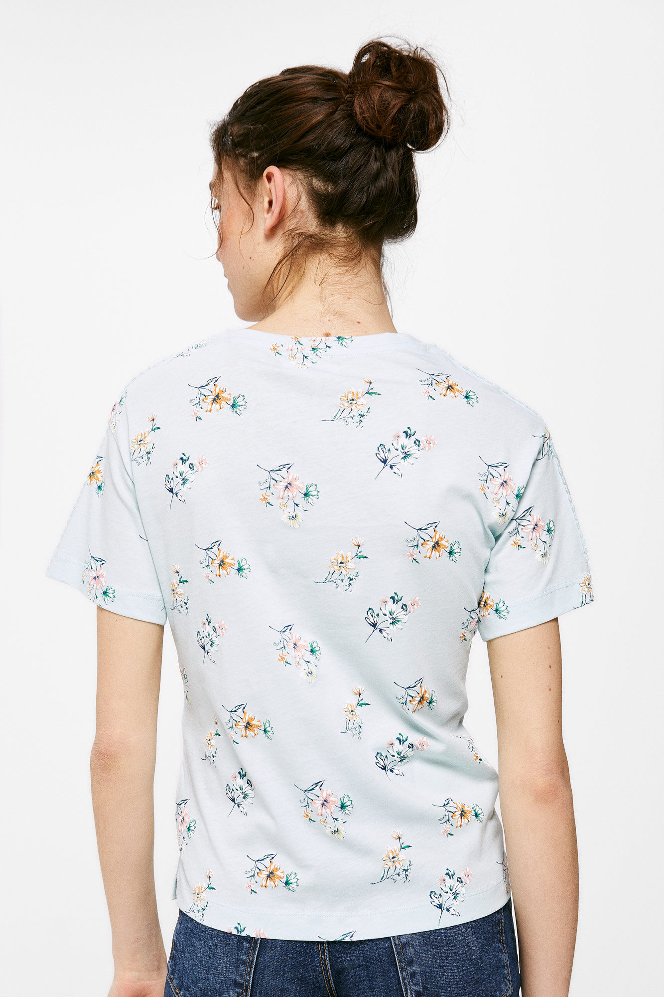Camiseta CROC™et com estampa de ombro