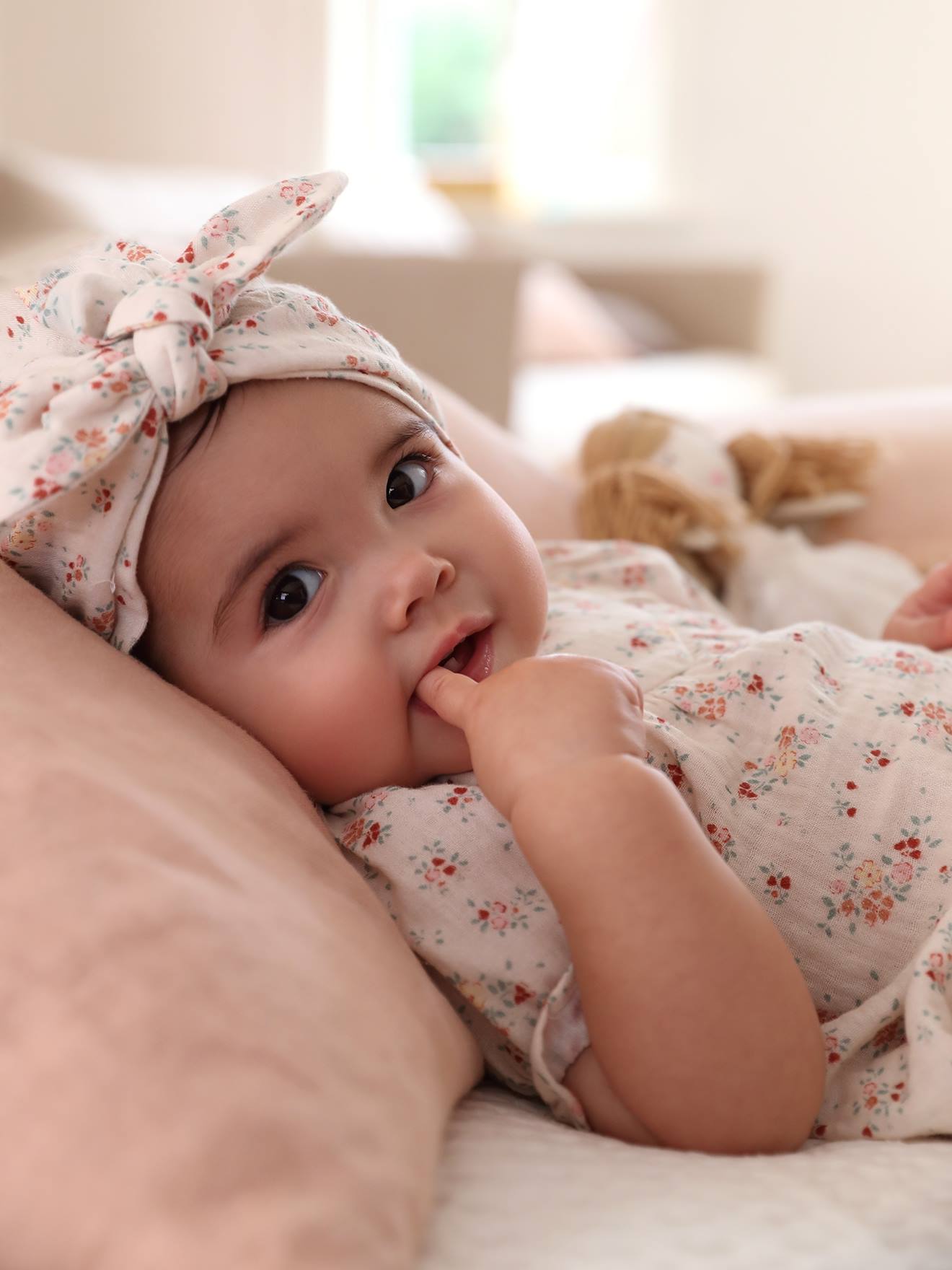 Conjunto de roupa de bebê de 3 peças em chiffon de algodão: vestido + calcinha + turbante bege