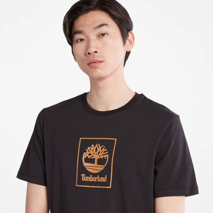Camiseta masculina preta com logo da Stack