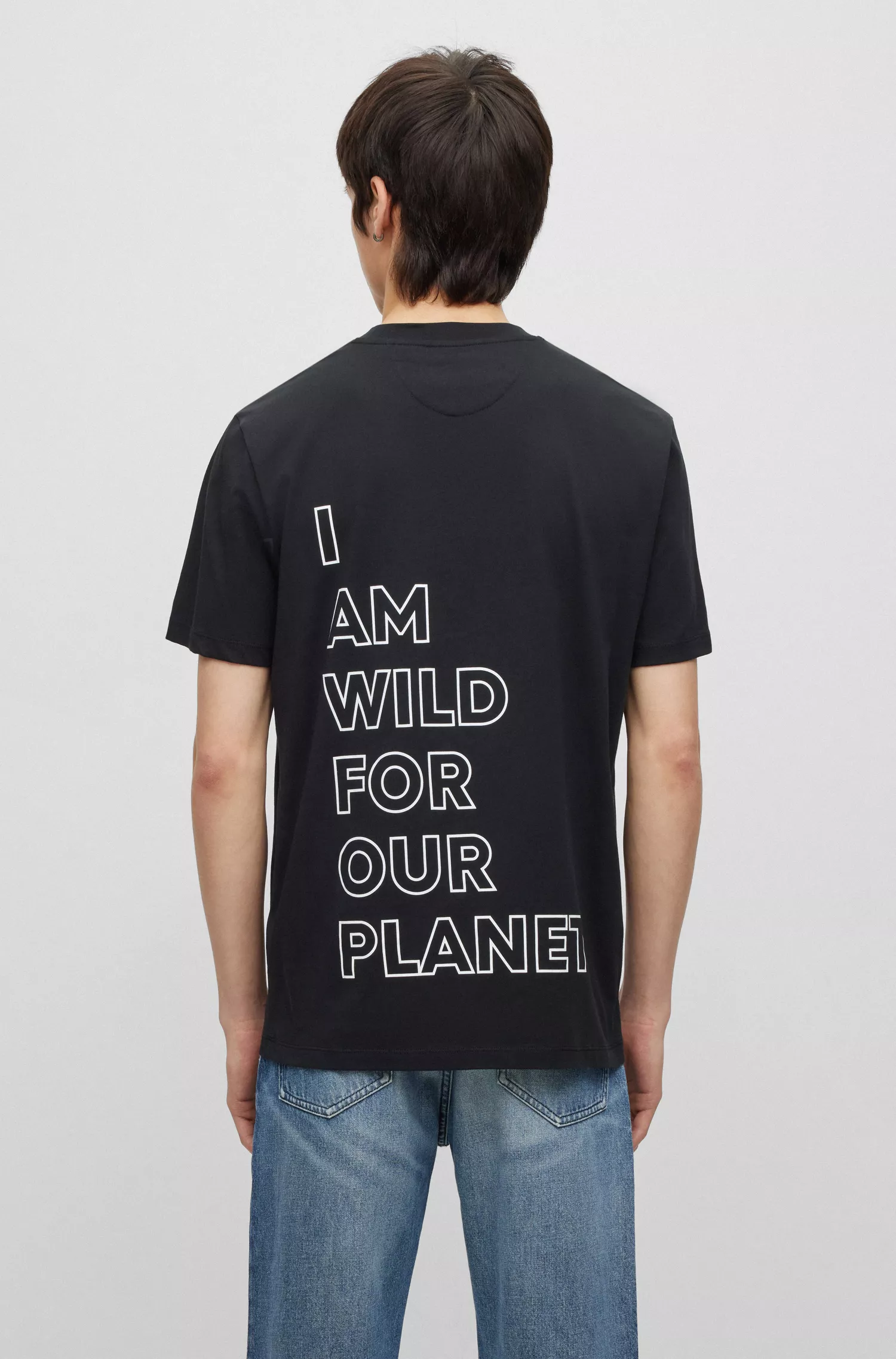 Camiseta HUGO vermelha em malha de algodão com logotipo e slogan.