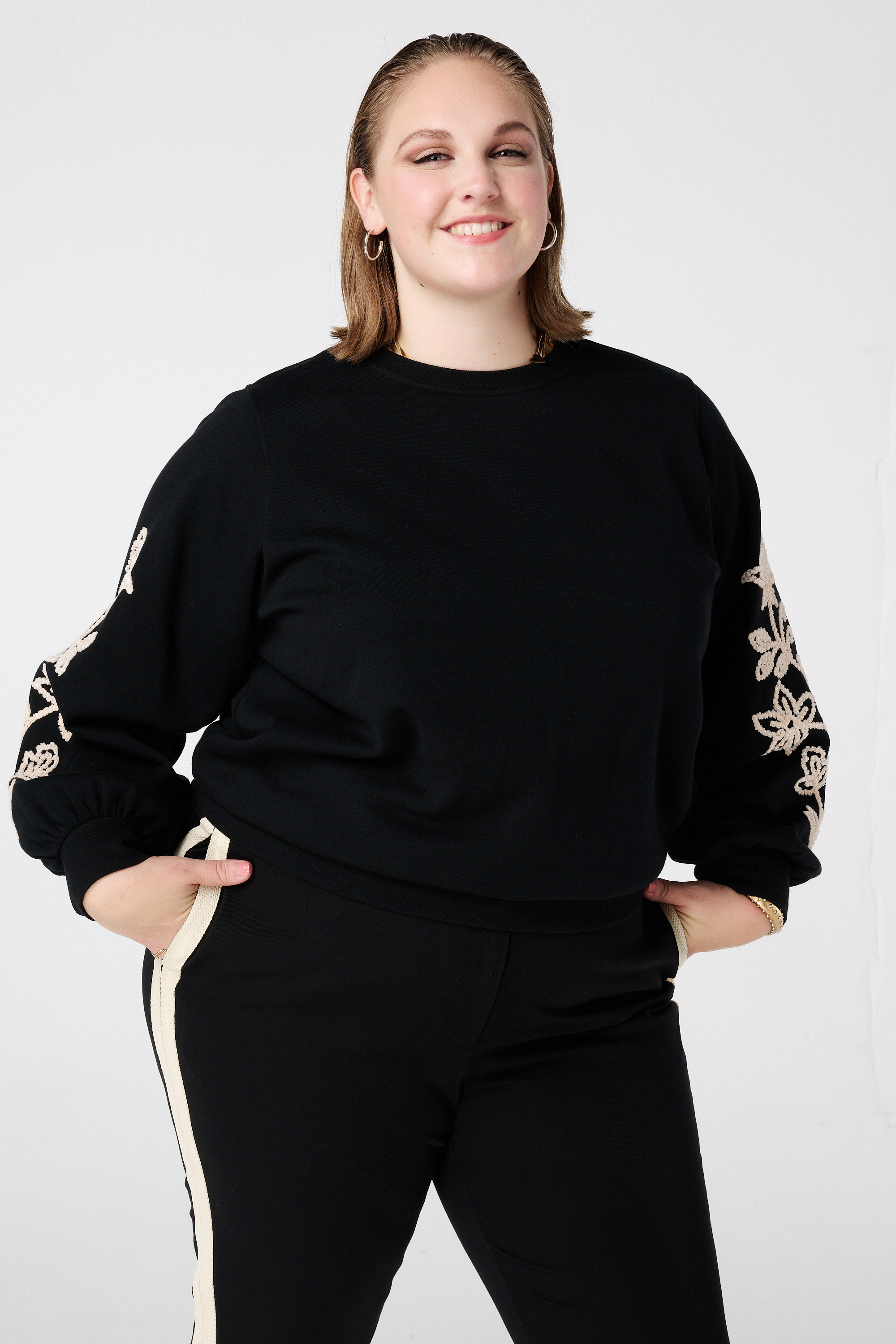 Trui met zachte embroidery op de mouwen Zwart