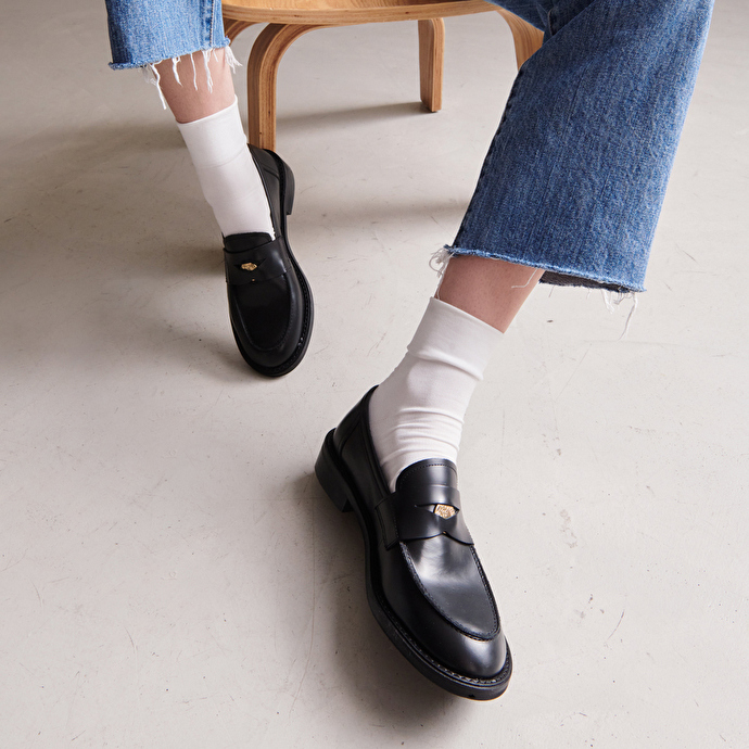 Mocassins à bouts arrondis et détails dorés  en cuir glacé noir