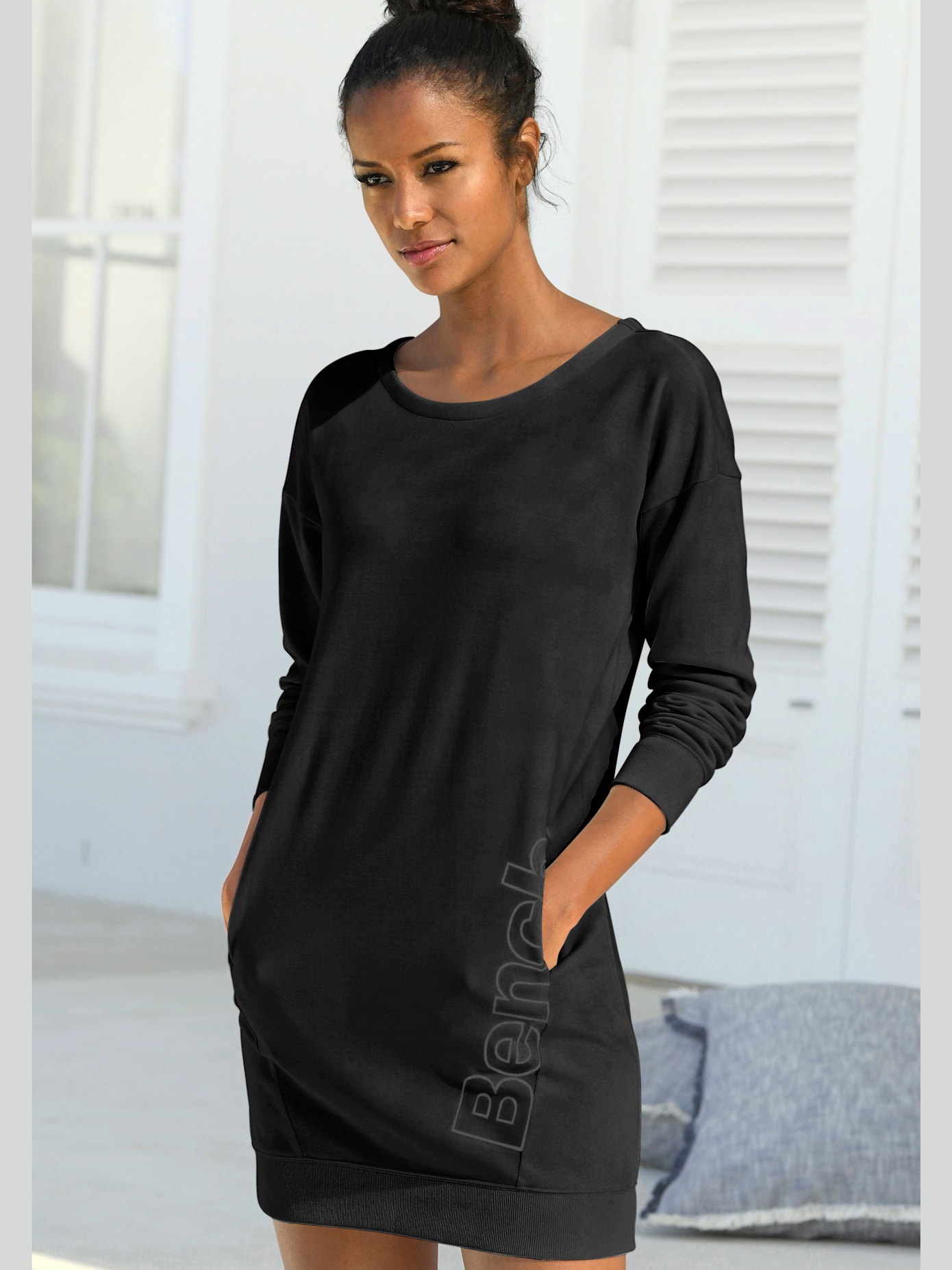 Robe en matière sweat robe d'intérieur sportive avec grand imprimé logo