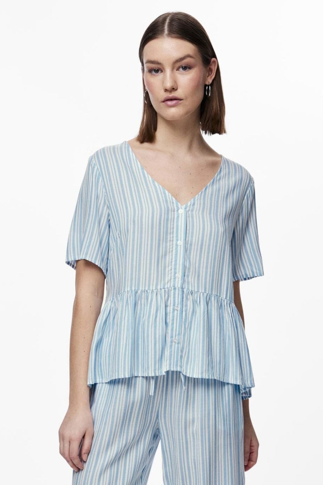Pieces Pcalvina Ss Button Down Top 4472371 blue bell cloud dancer