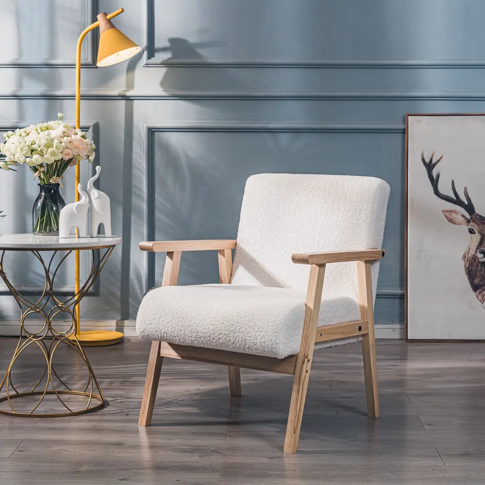 Fauteuil van massief hout en witte lussen