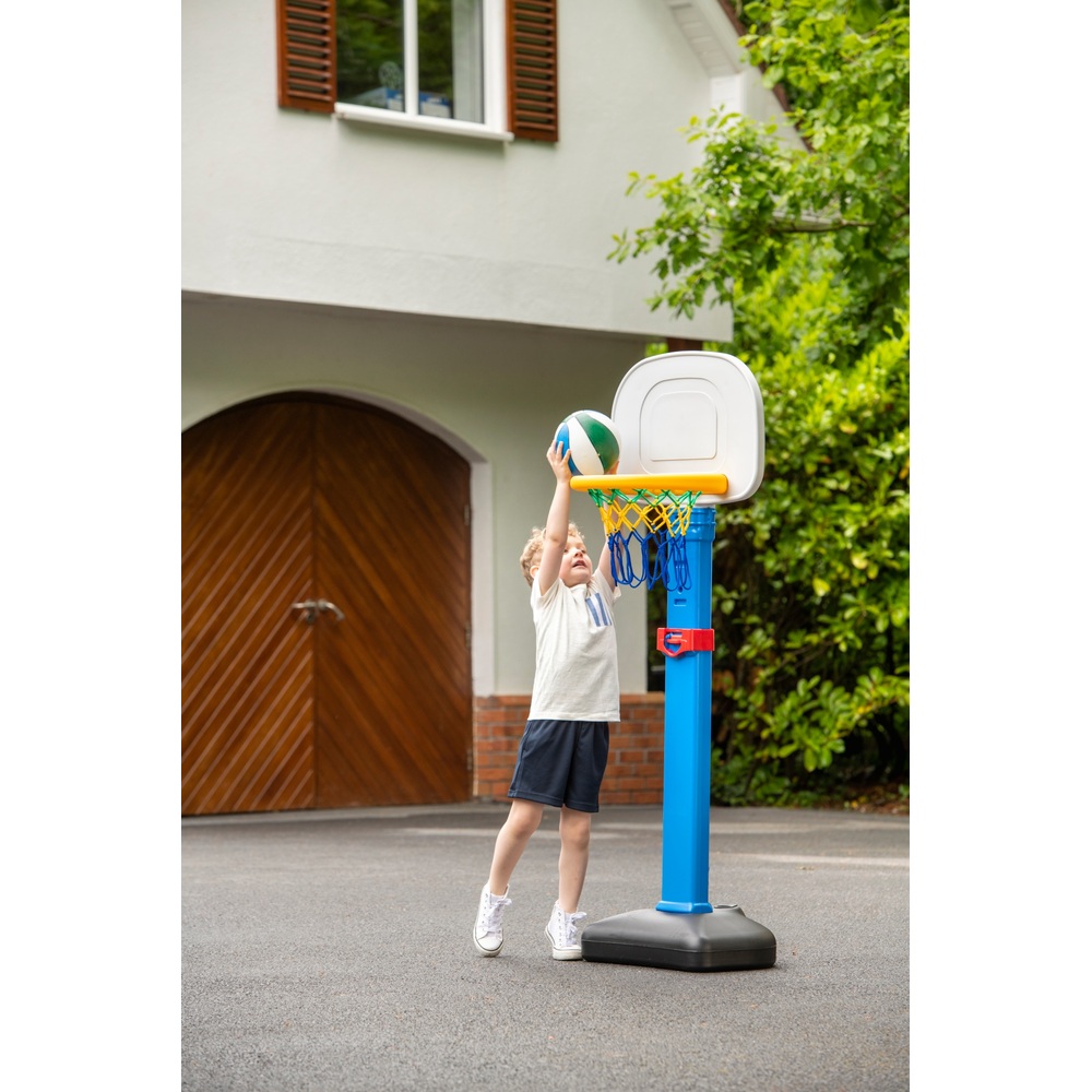 Verstellbarer Basketballständer mit Ball