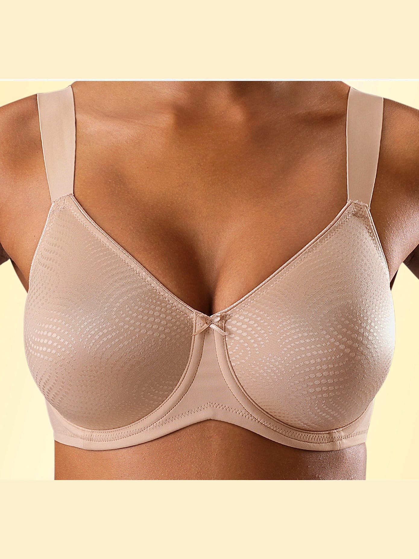Soutien-gorge minimiseur pour une poitrine visiblement réduite