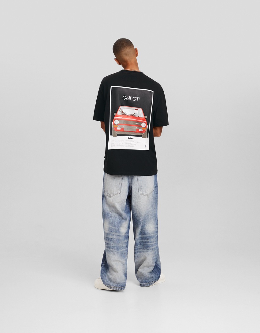 Camiseta de manga curta com estampa VOLKSWAGEN GOLF GTI e modelagem quadrada.