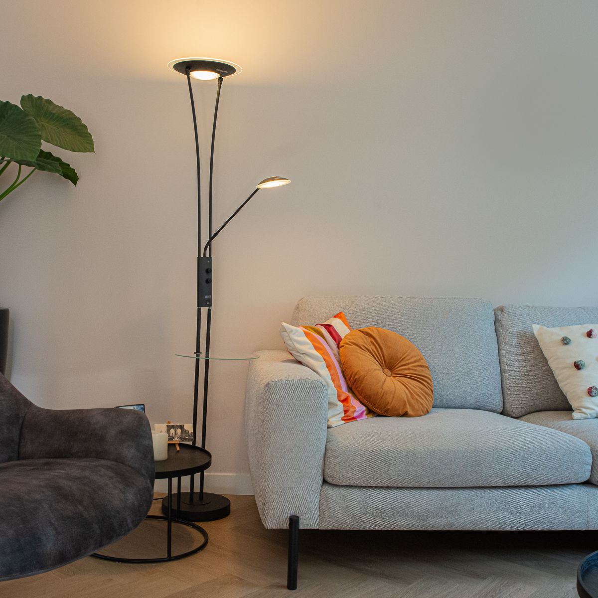 Vloerlamp zwart met leesarm incl. LED en USB-poort - Sevilla