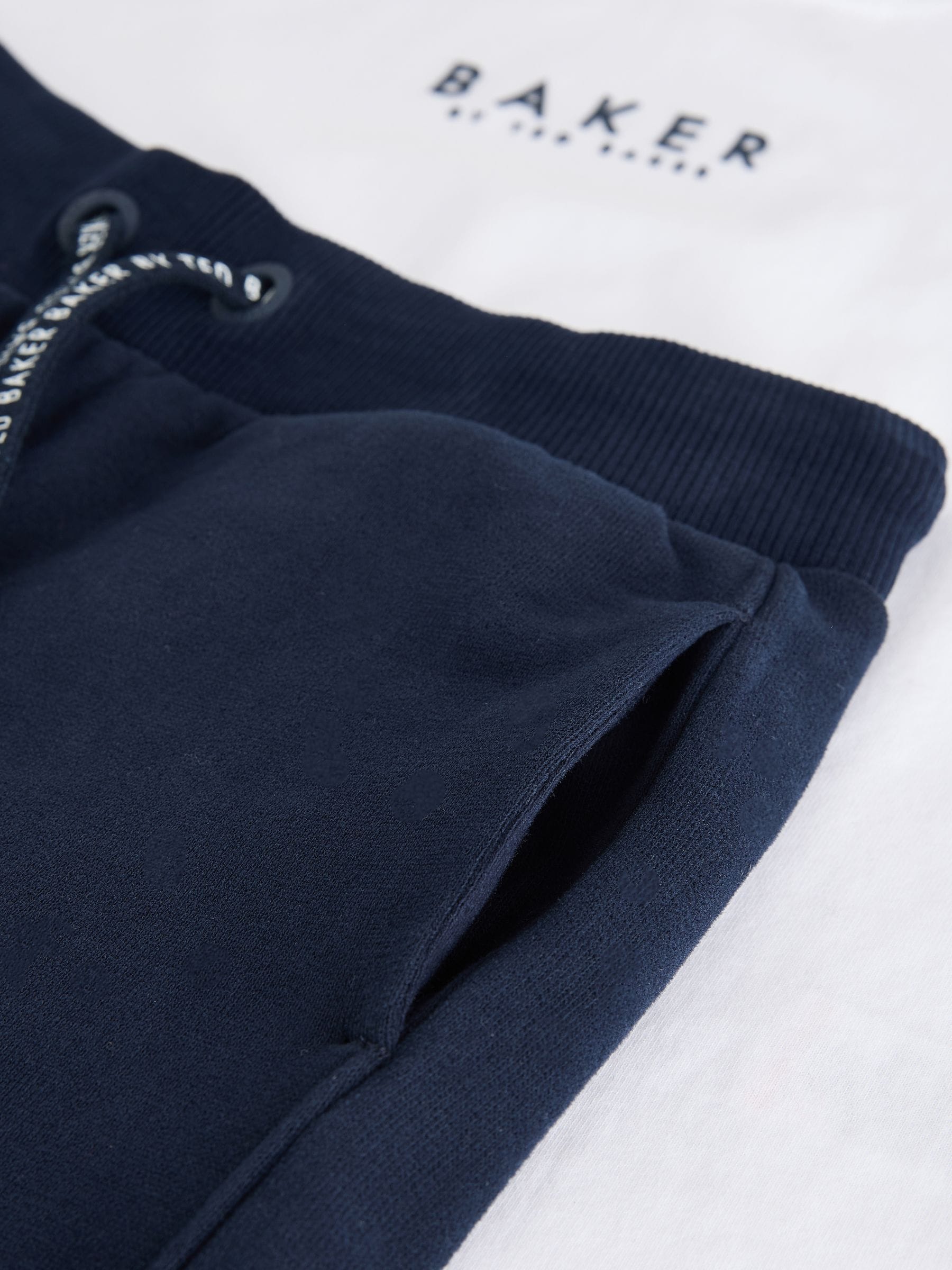 Wit/marineblauw - Baker by Ted Baker set van oversized T-shirt en shorts van 100% katoen
