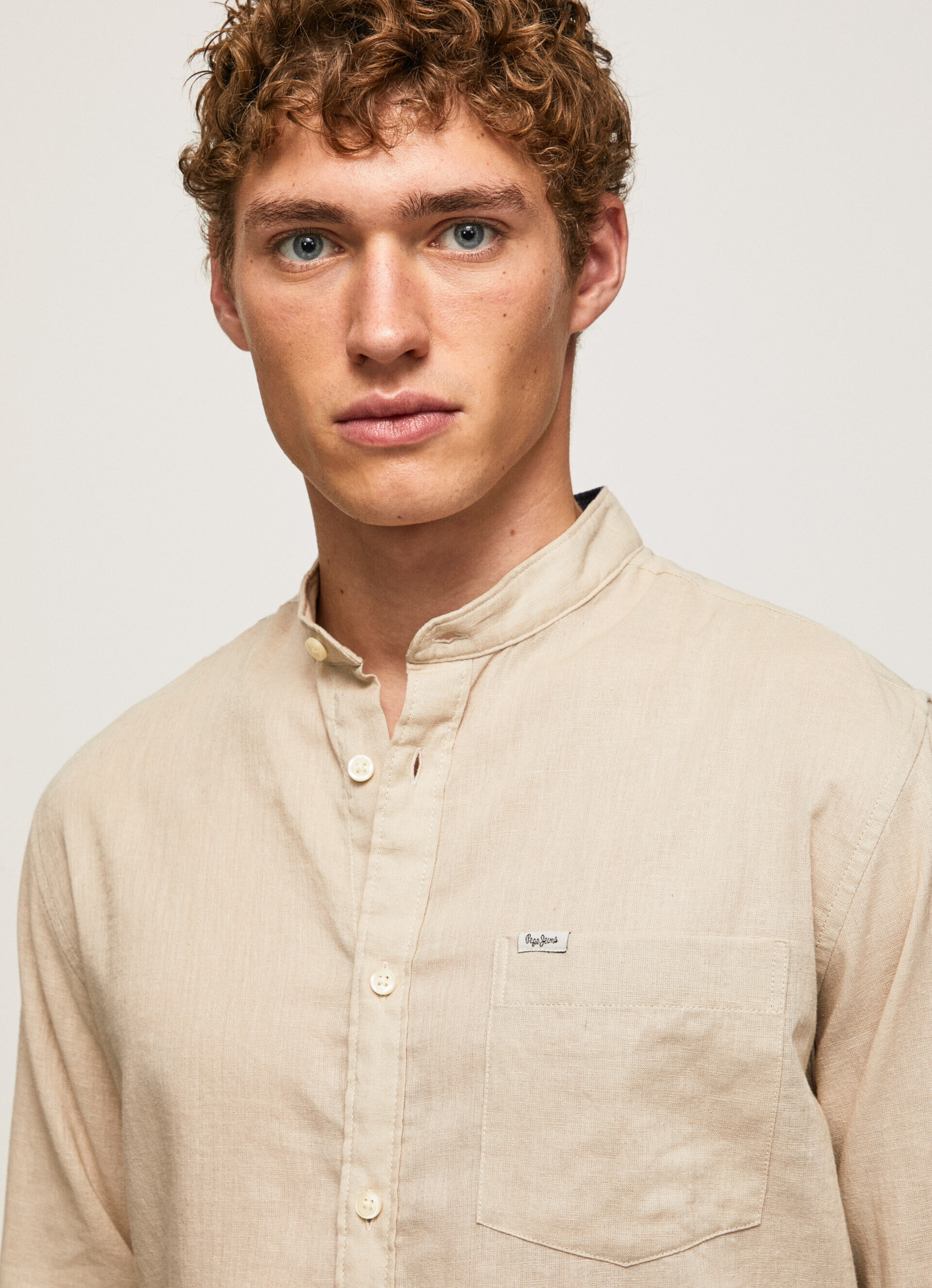 Camisa de corte regular em linho - bege malte