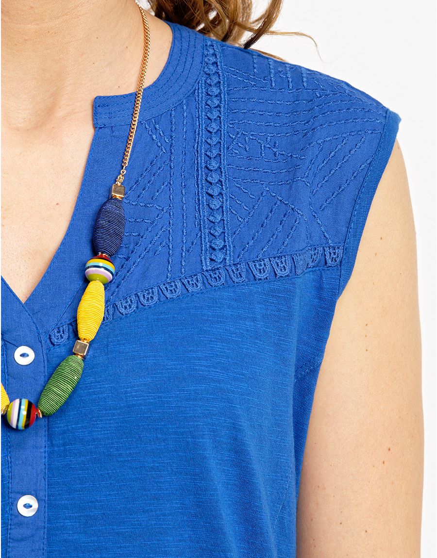 Top brodé bleu