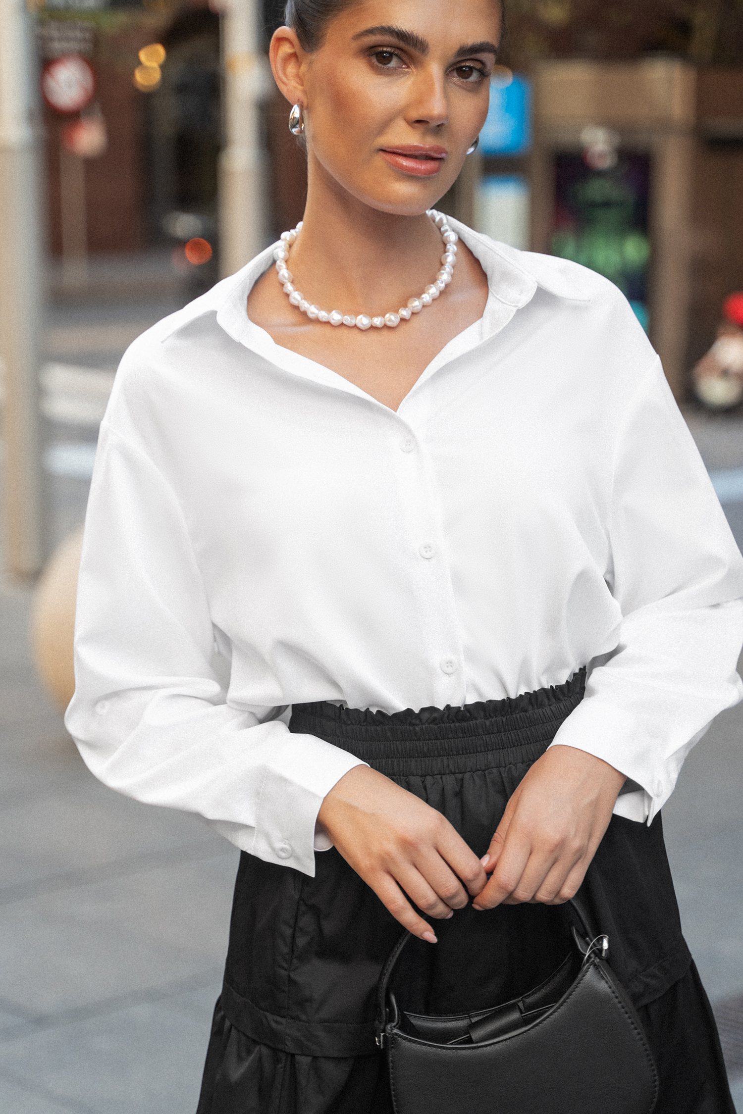 Chemise à manches longues et boutons sur le devant blanche