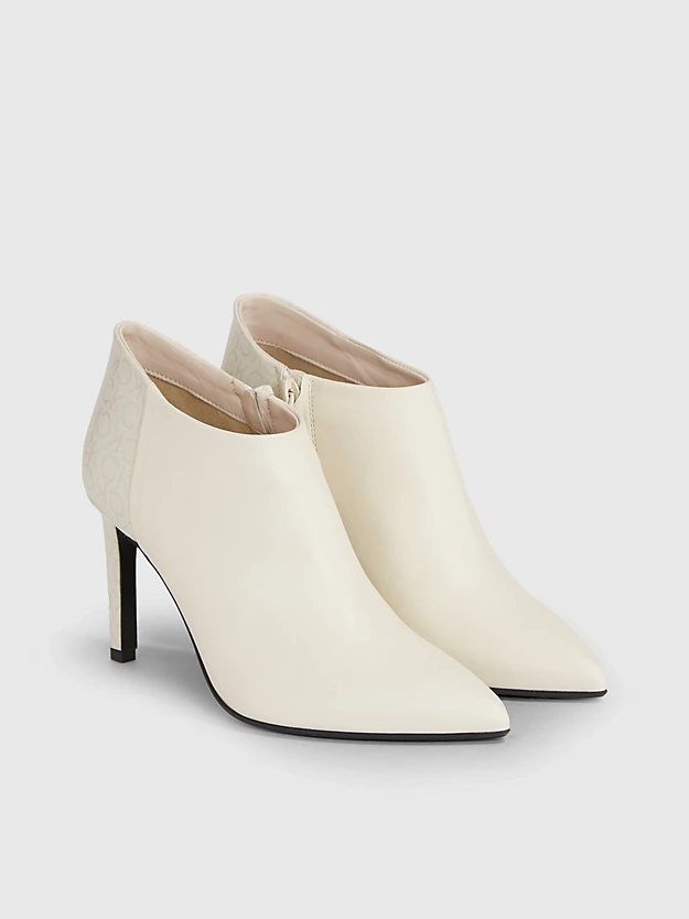 Botas de cano curto de couro com salto agulha e logotipo.