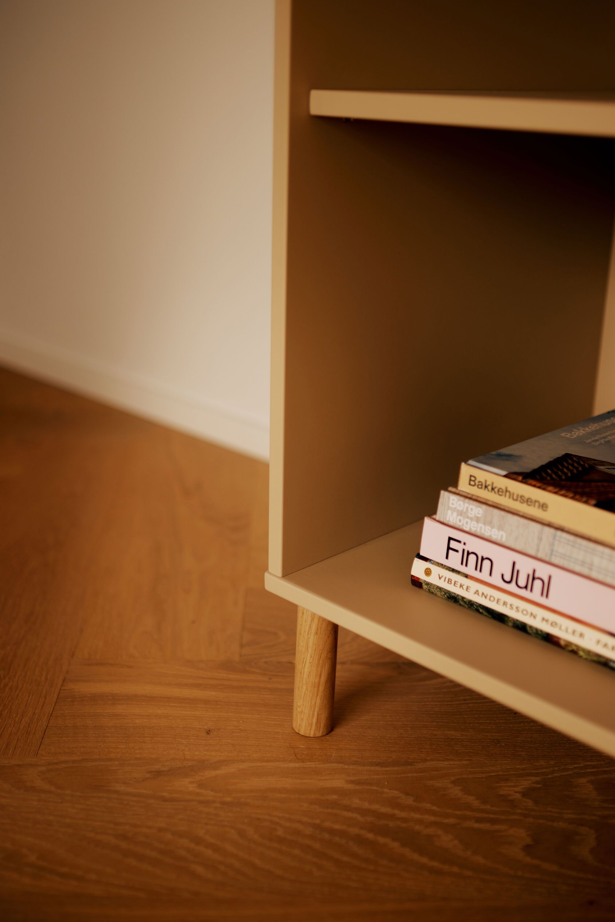 SAGA Regal oat ohne Tür mit oak Füsse - Oat / B: 75.0 cm x T: 45.0 cm x H: 84.0 cm
