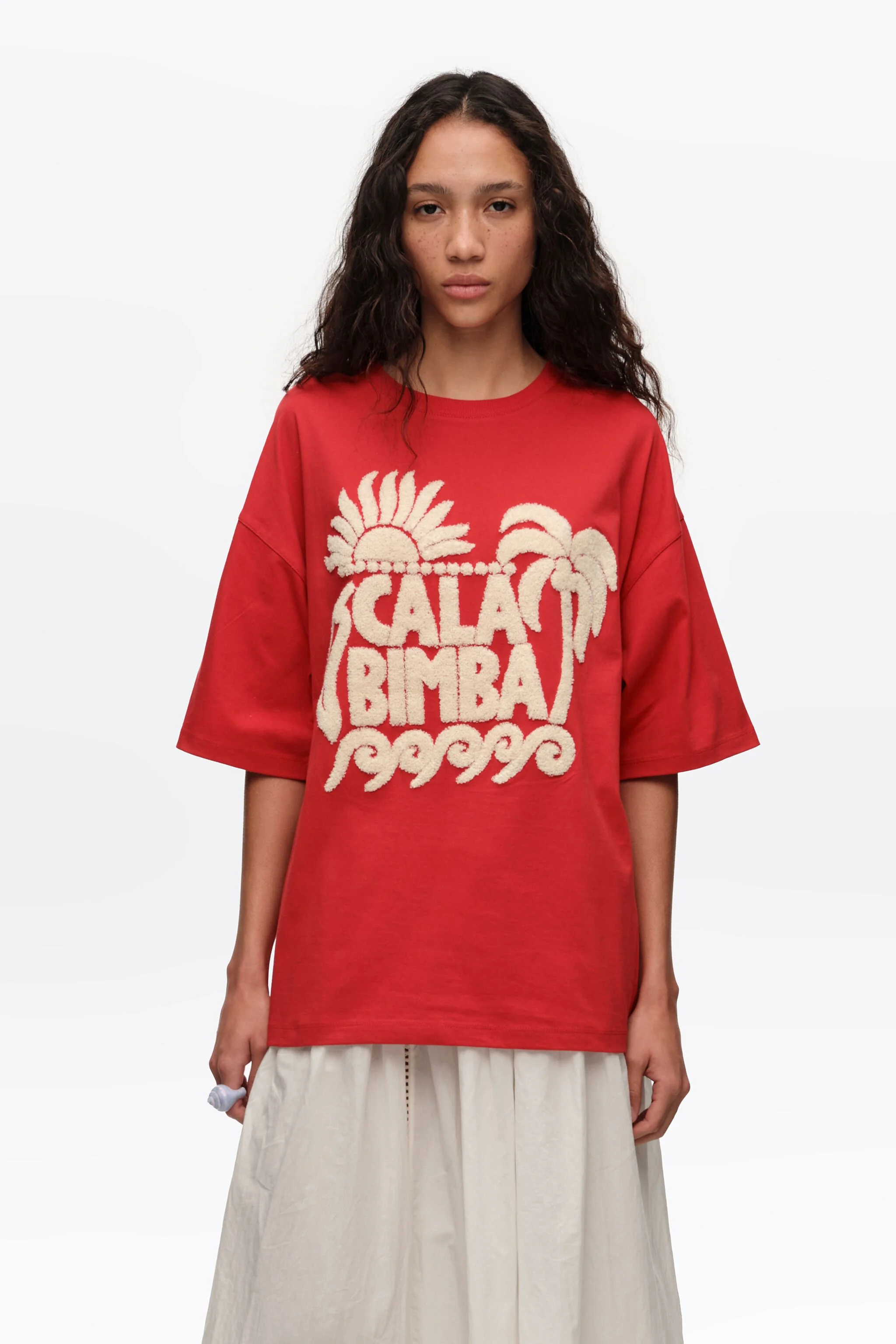 Camiseta vermelha com logo de toalha