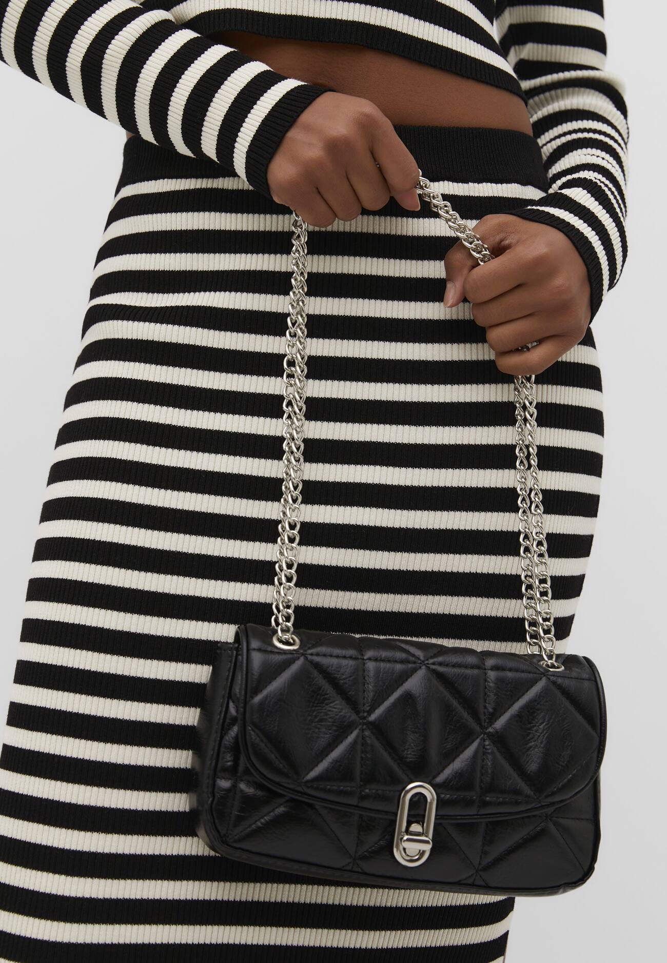 Bolsa transversal acolchoada com aba