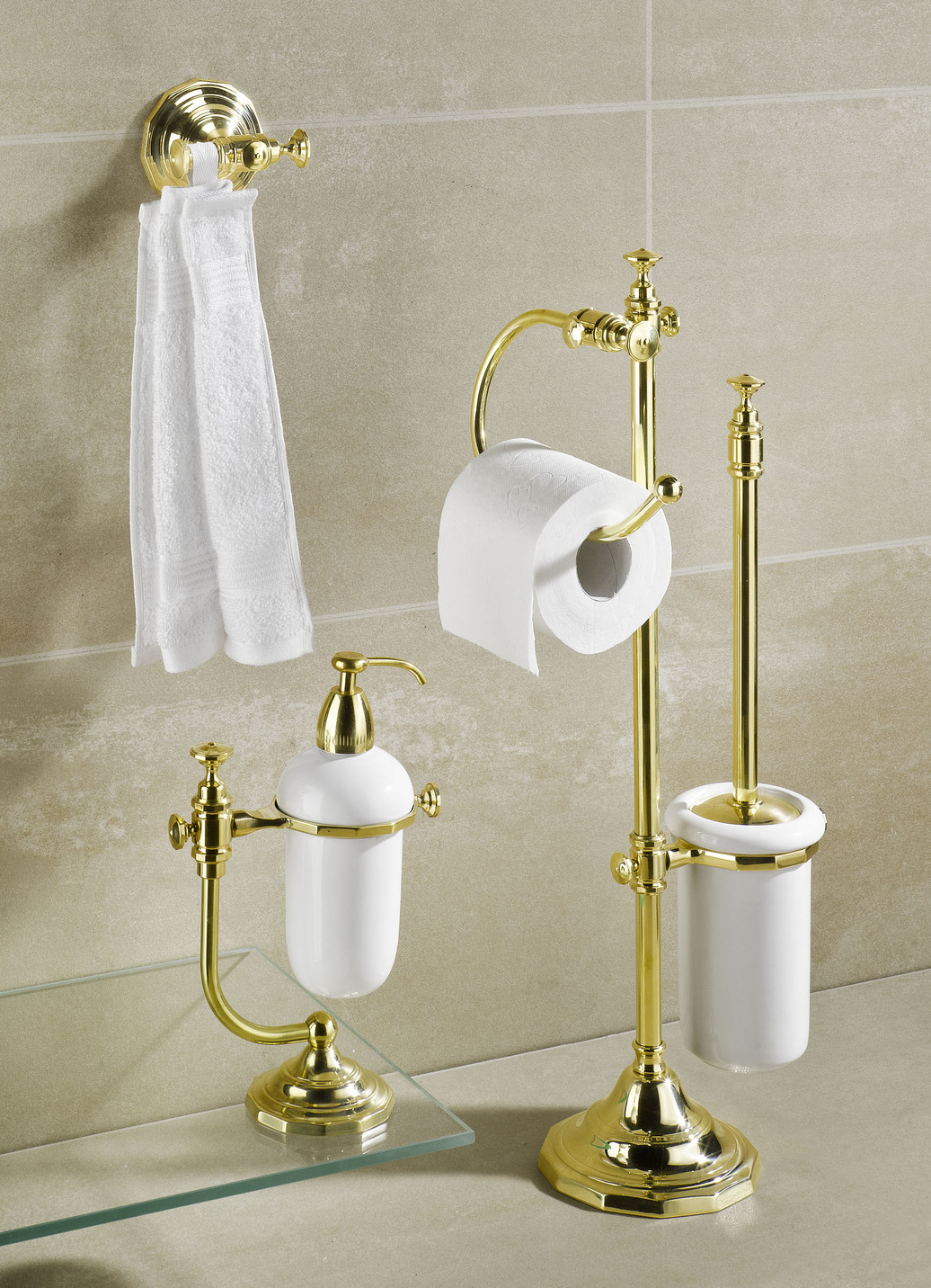 Badezimmer-Accessoires aus Messing und Keramik