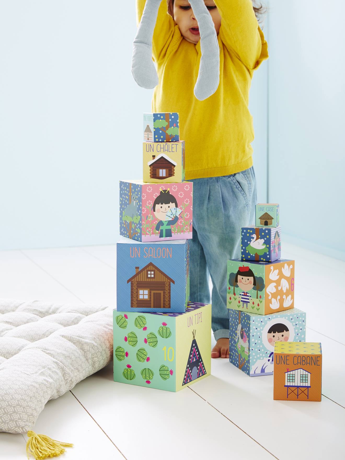 Pirâmide de 10 cubos multicoloridos