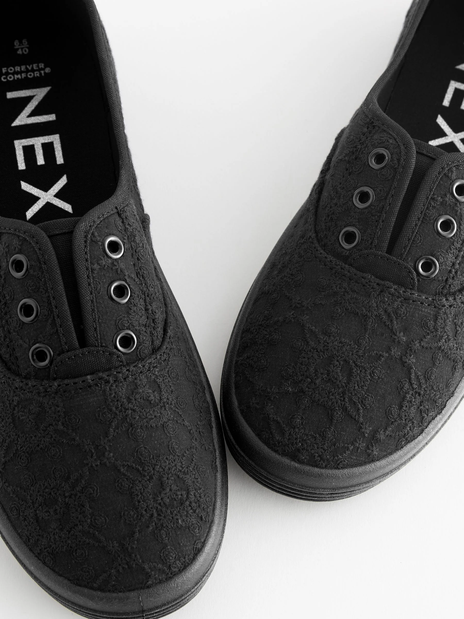 Zwart - Geborduurde veterloze canvas instapsneakers