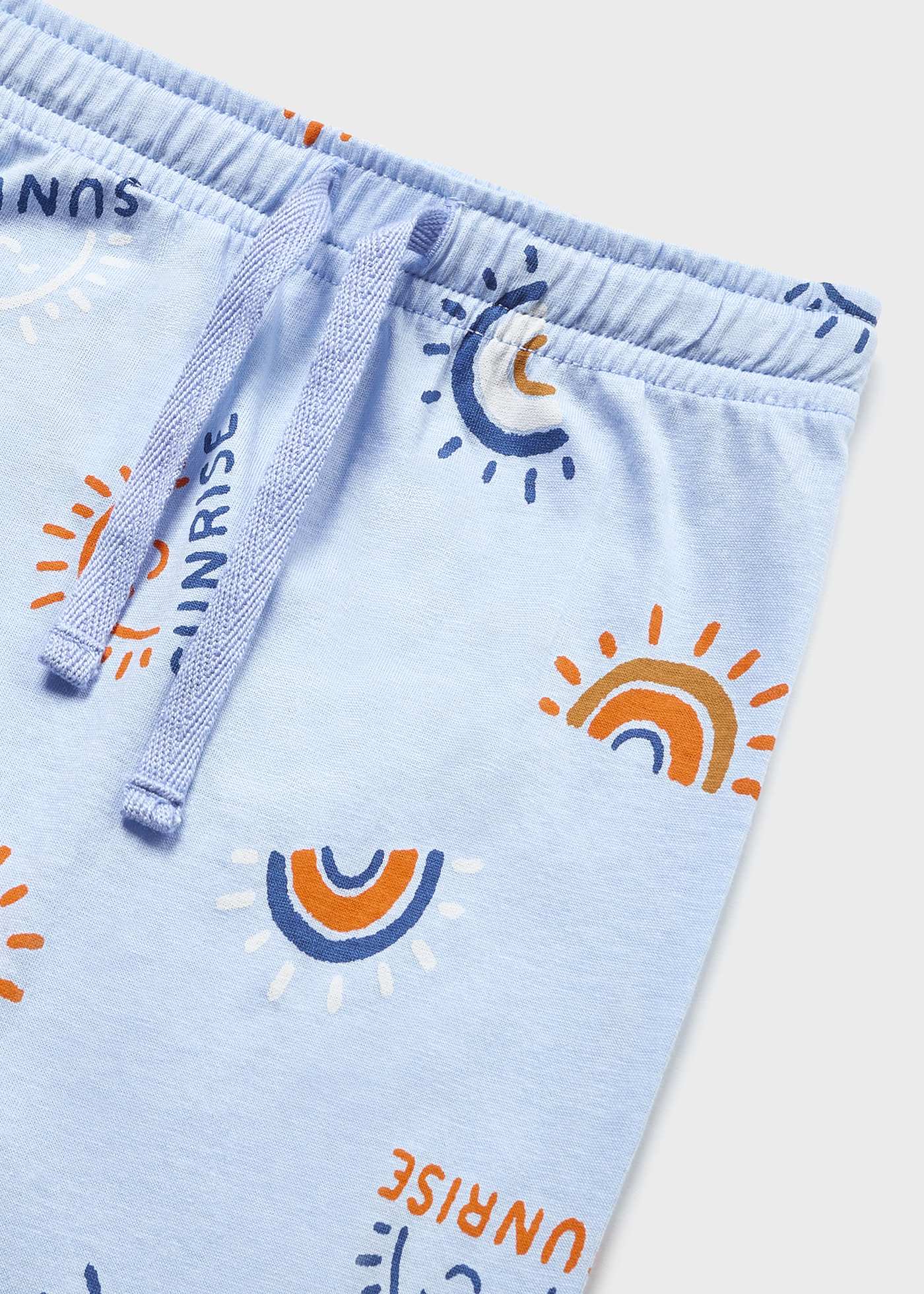 Pijama comprido com estampa e confeccionado em algodão sustentável para bebê