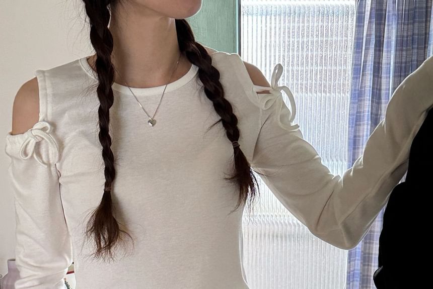 SeoulPop - Slim-fit top met lange mouwen en blote schouders en strik
