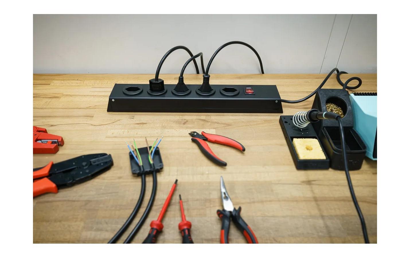 Steckdosenleiste Power Line 5x T13 mit SchalterSchwarze Mehrfachsteckdose mit Schalter und 1.5 m langem Kabel