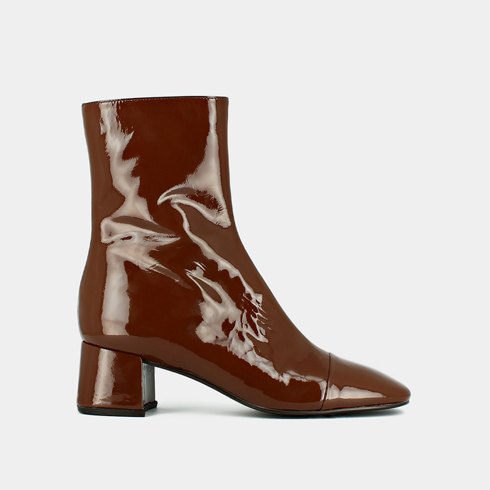 Bottines à bouts carrés et petits talons...  en vernis plissé marron