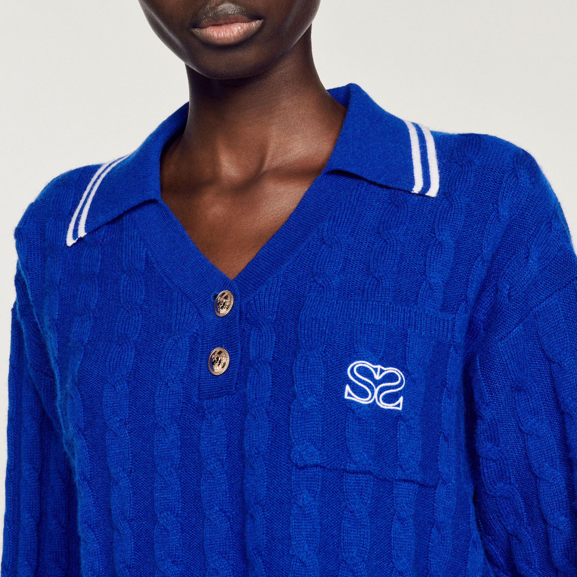 Pull court en maille torsadee