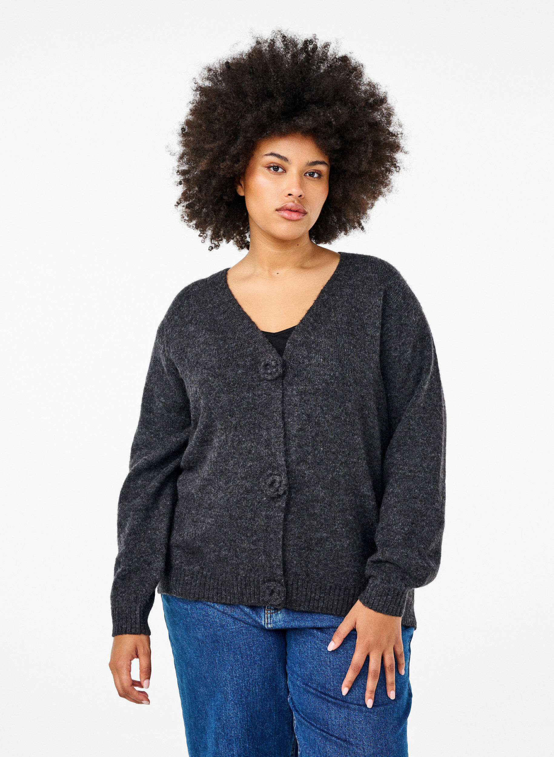 Kort strikcardigan med blomsterknapper