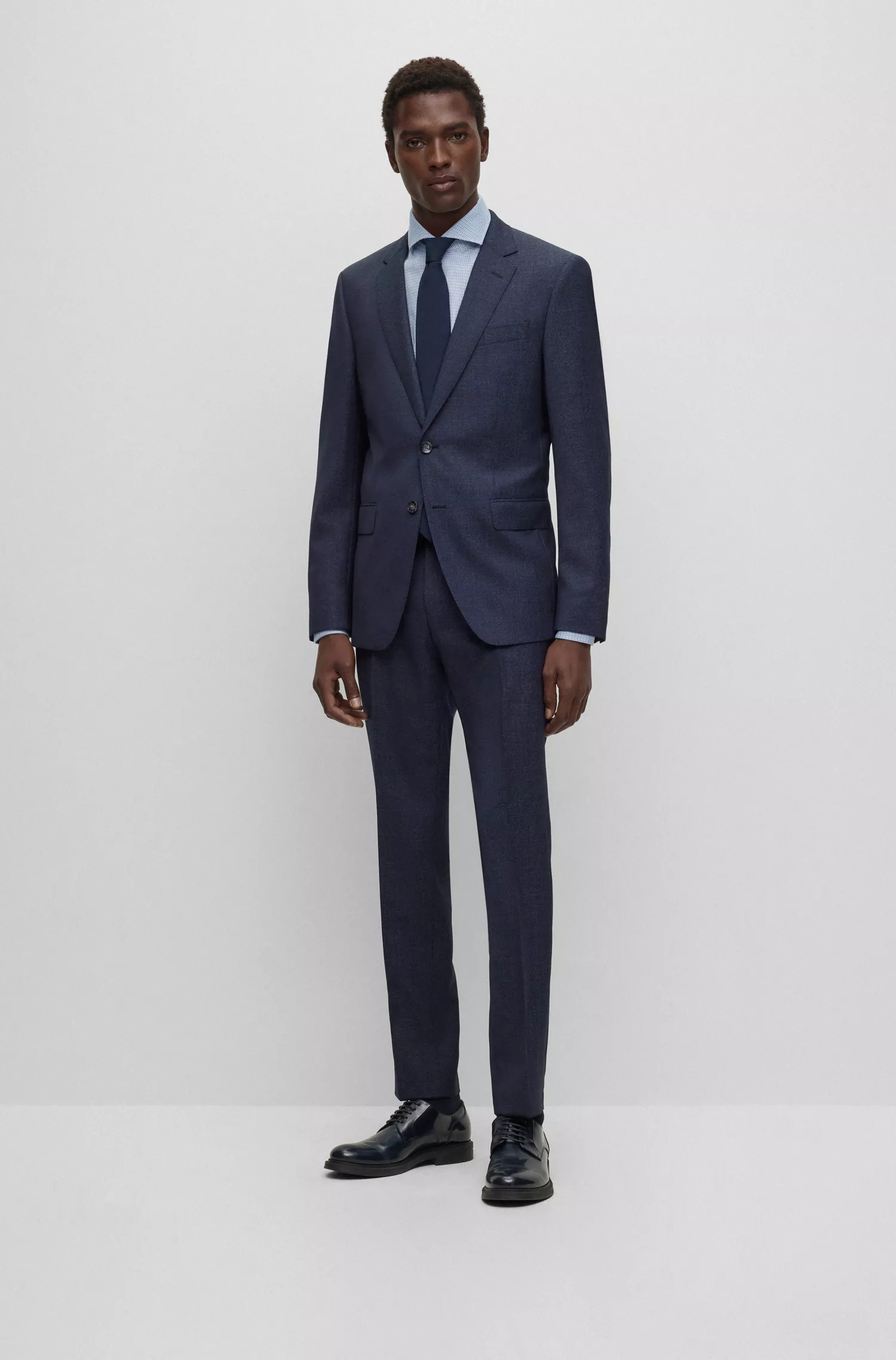 Terno BOSS preto slim fit em lã virgem com forro exclusivo.