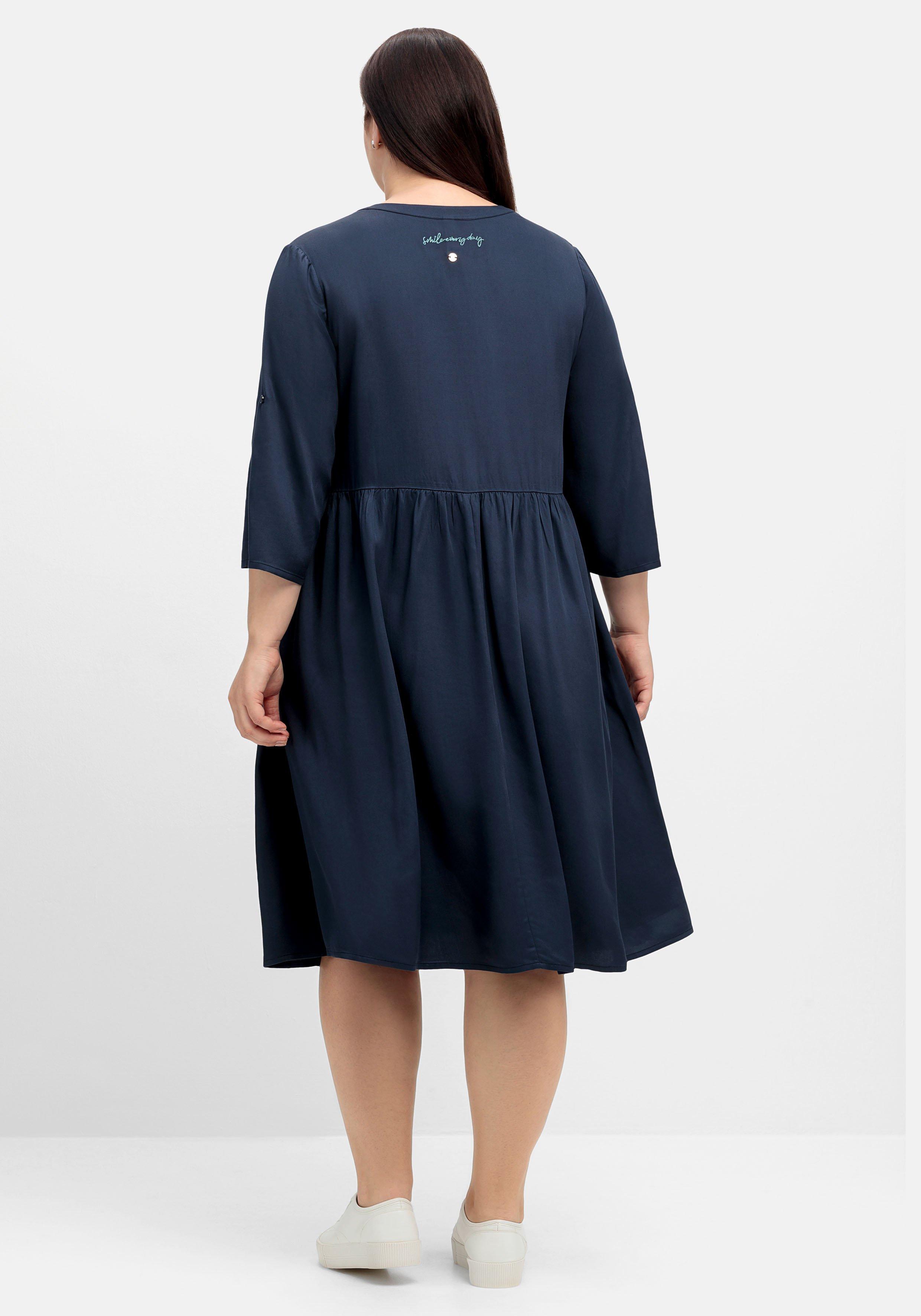 Kleid mit Kontrastblende und weitem Rock