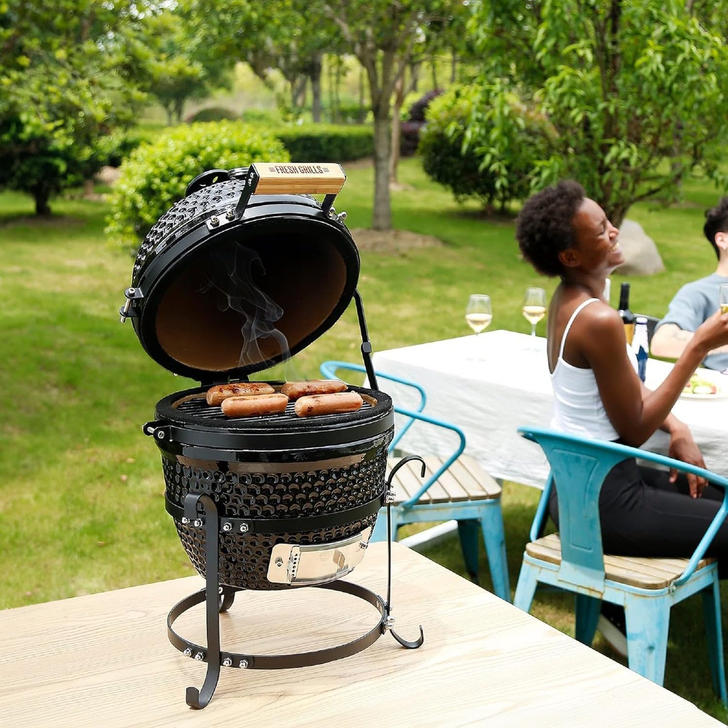 Fresh Grills 33cm Kamado Keramikgrill | Schwarz Holzkohlegrill BBQ Mini Ofen | Thermometer, Holzgriff, Oberer & Unterer Luftstrom | Outdoor Garten Grillen Garen Räuchern Smokern [mit Standfüßen]