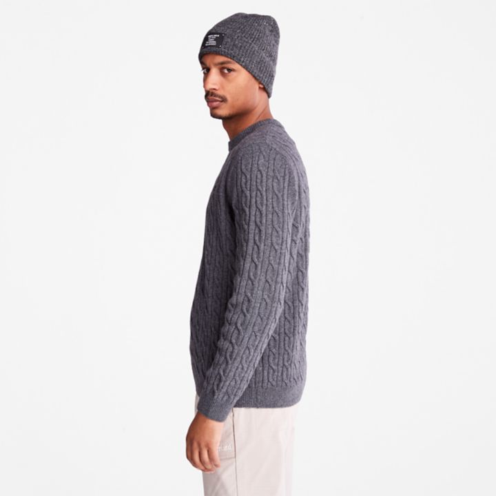 Suéter masculino Phillips Brook com gola redonda em tricô trançado na cor cinza.