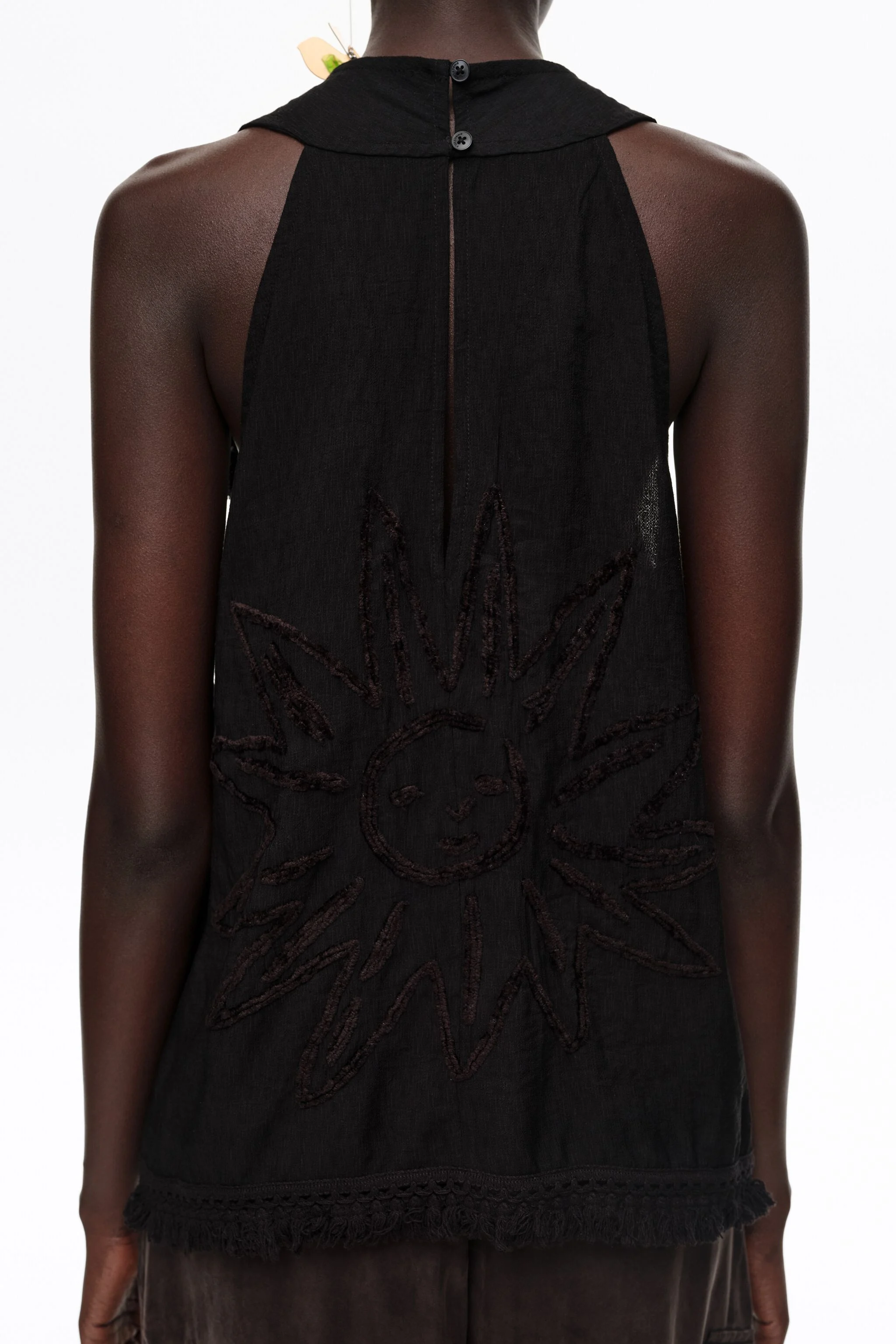 Blusa preta transpassada com franjas