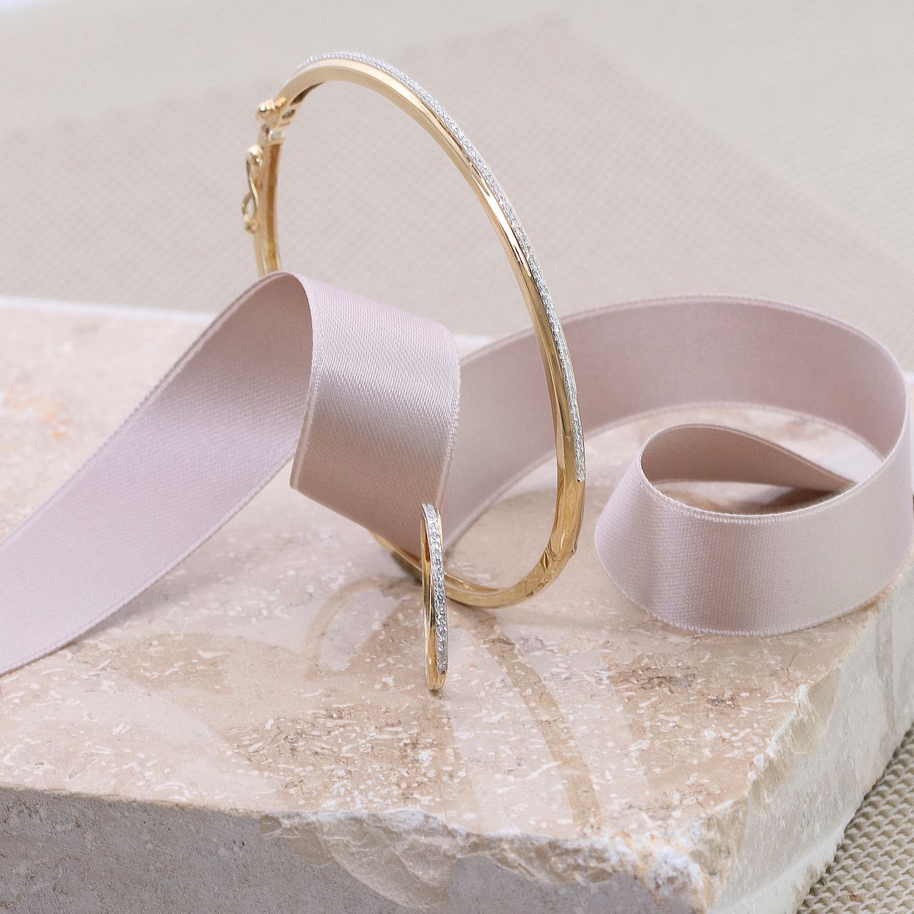 14 Karaat geelgouden armband met diamant 0,22ct