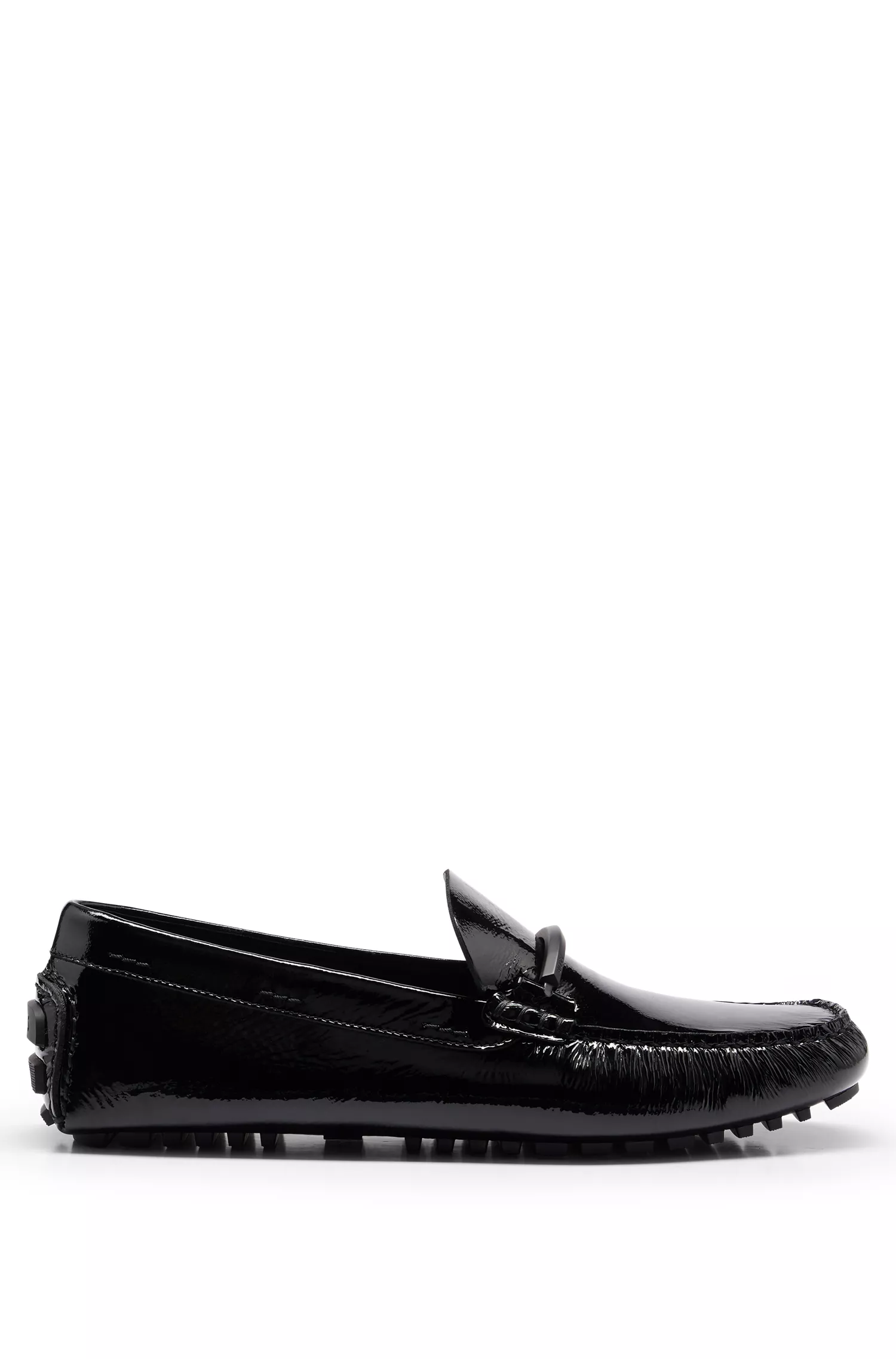Mocassins BOSS Black-Driver em couro envernizado com detalhes da marca.
