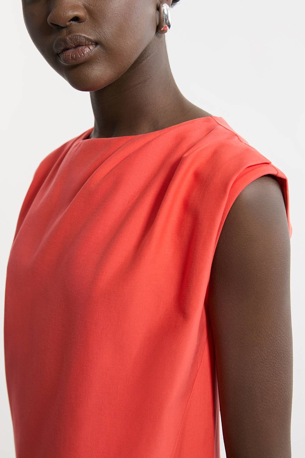 KarenMillen Robe midi cintrée à plis, encolure et détails de poches
