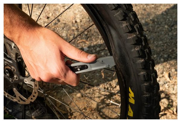 Multi-Outil Wolf Tooth 8-Bit Tire Lever   Rim Dent Remover (2 Fonctions) Noir