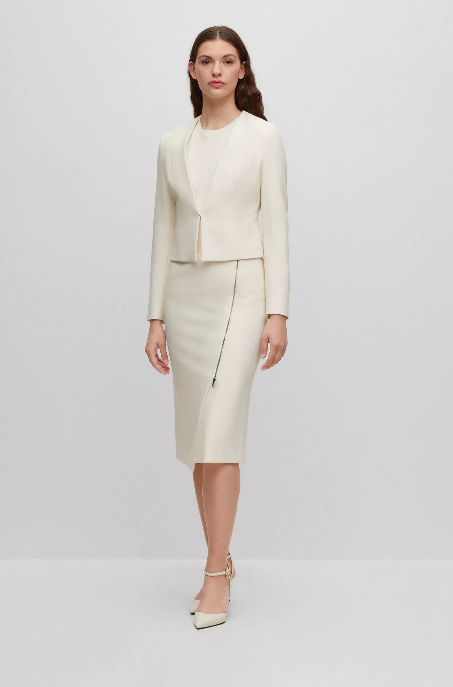 Jaqueta cropped BOSS preta, corte slim, sem gola.