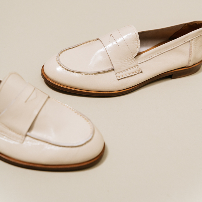 Mocassins à bouts ronds  en vernis plissé écru