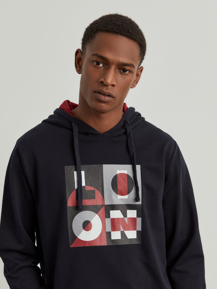Sweater com estampado e capuz