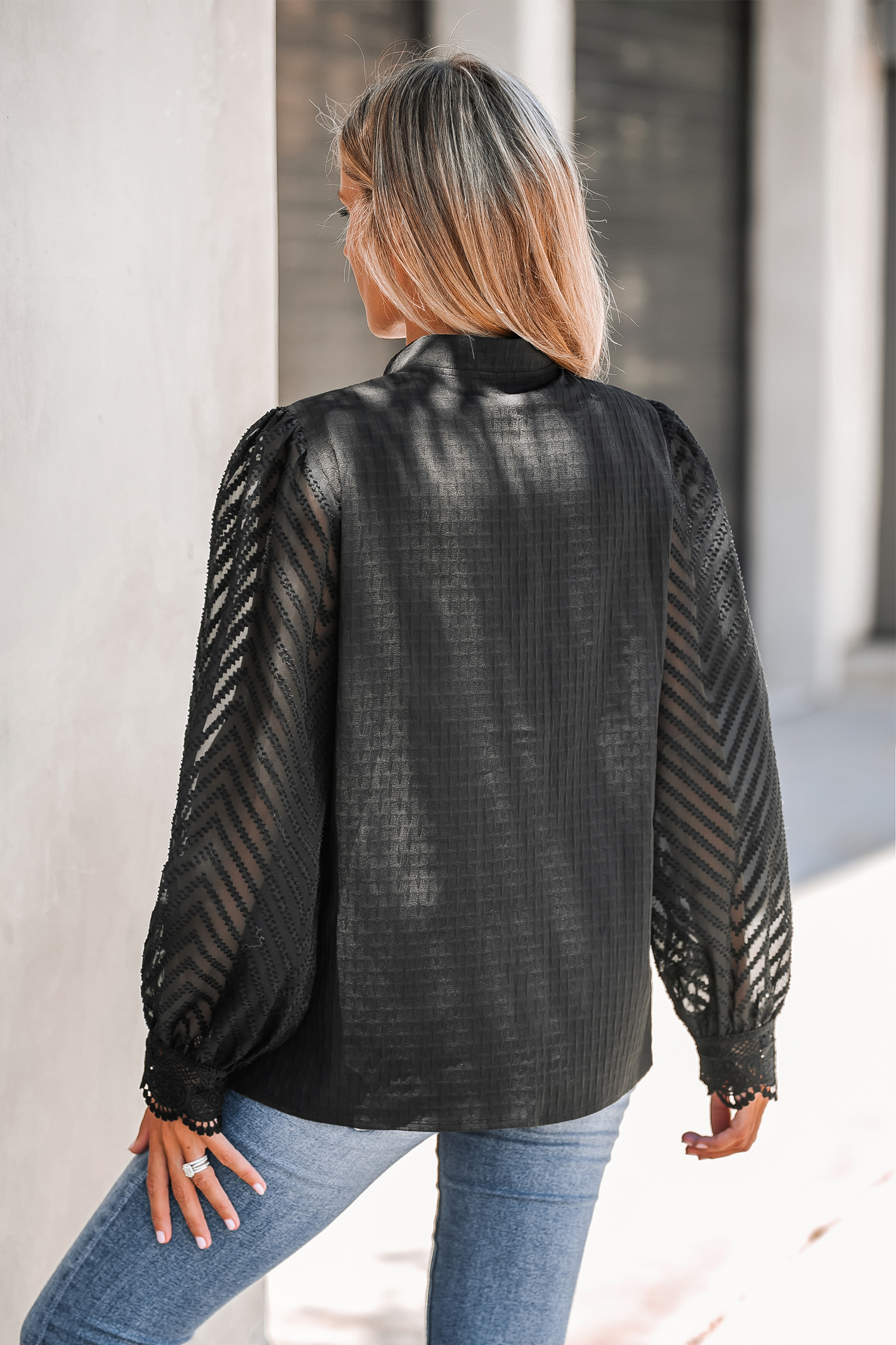 Haut à col en V en dentelle transparente